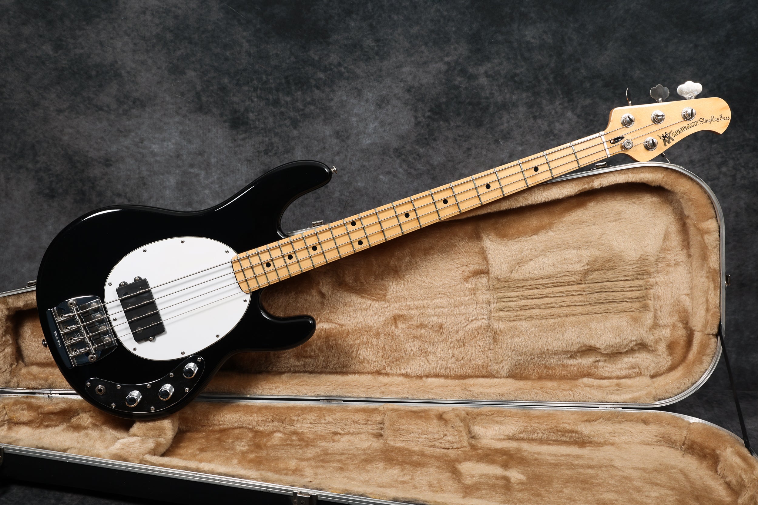 Music Man StingRay - Black - tastiera in acero - battipenna black - mod. 110 01 10 01 Bassi Music Man StingRay - Black - tastiera in acero - battipenna black - mod. 110 01 10 01 Bassi